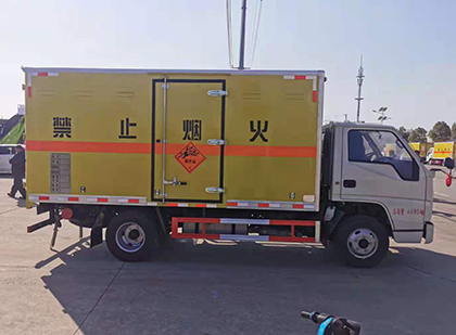 安定爆破器材运输车